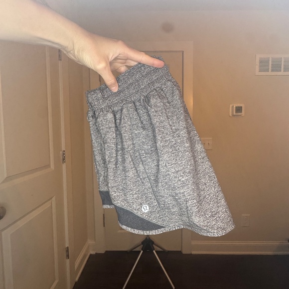 Lululemon Hotty Hot Shorts – Heathered Grey – Size 8 - Picture 2 of 2